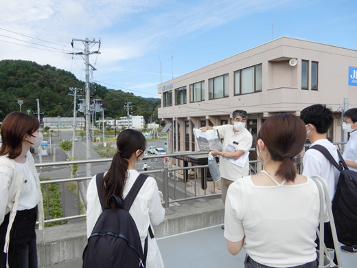 宮古市田老地区(沿岸部)のフィールドツアー。ふれあい荘施設長松本勝徳氏から、津波災害からの教訓を学びました。