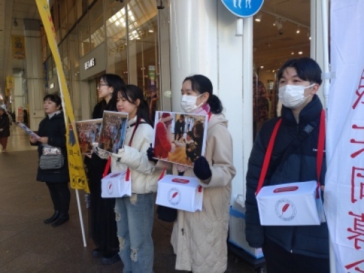 募金を呼びかける学生たち