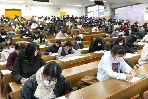 「社会福祉講座Ⅱ」の確認試験を受験する学生たち