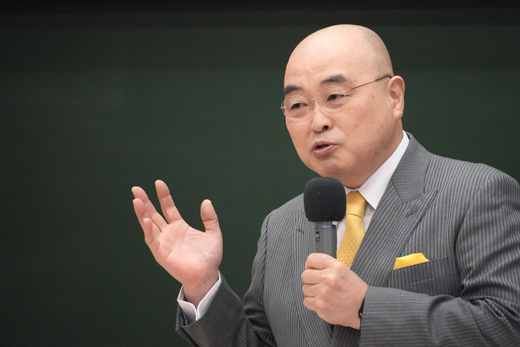 社会福祉士国家試験に臨む学生たちに、激励のメッセージを送る千葉公慈学長