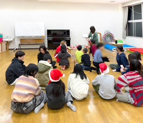 ビンゴ大会で、初めは座って行う約束であったが、ビンゴになるのを願うあまりどんどん前に行く様子1