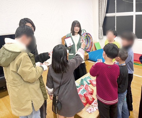 ビンゴ大会で、初めは座って行う約束であったが、ビンゴになるのを願うあまりどんどん前に行く様子2