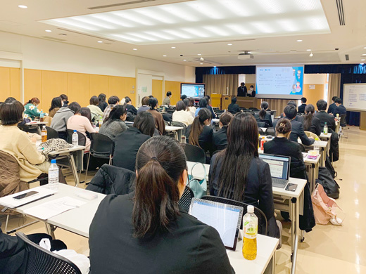 スクールソーシャルワーク実習報告会の会場の様子