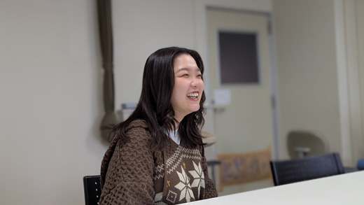 インタビューを受ける百瀬さん