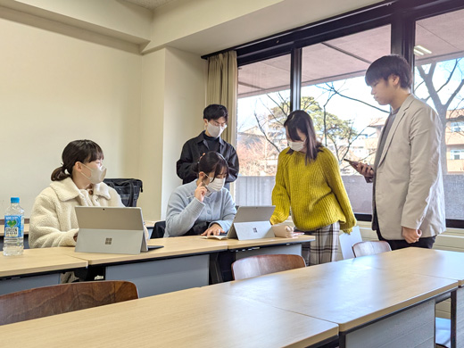 発表前に段取りを確認中