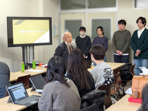 参加していただいた「鶴ケ谷畑プロジェクト」メンバーの方が、学生たちにお話ししてくださる様子
