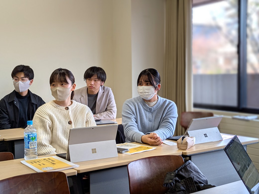 他のグループの発表に集中して聞き入っている様子