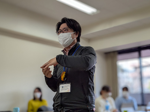コメントする鶴ケ谷地域包括支援センターの大久保所長さん
