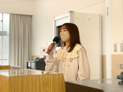 体験談を話す4年生
