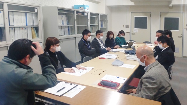 額を集めて話し合う教職員たち