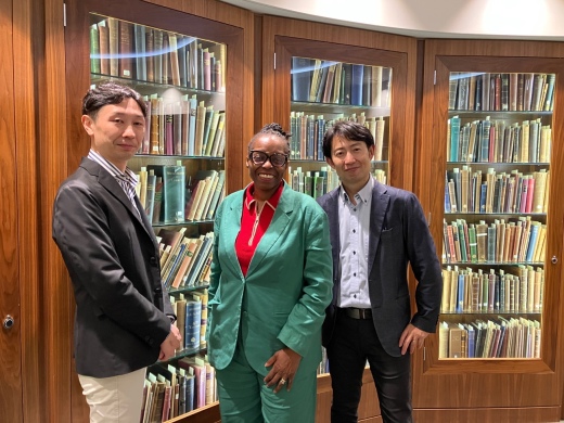 イギリス王立精神科医学会・会長 Lade Smith 医師（中央）と野村教授（右）と撮影