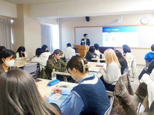 貴重なお話に必死にメモを取る学生たち