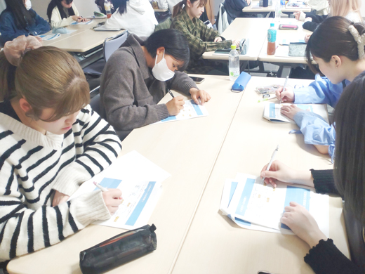 聞き逃さないように一生懸命な学生たち