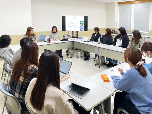 三浦さんからのお話をゼミ生が興味深く聞いている様子