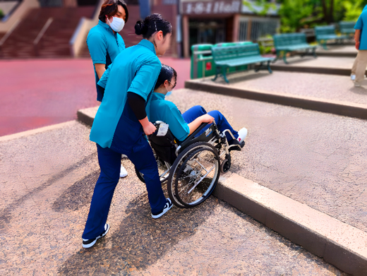 車いすで段差のあるところを移動