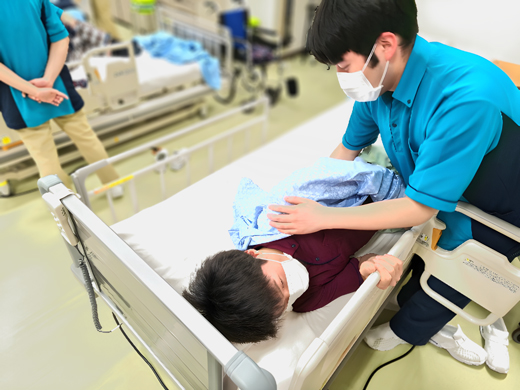 学外での介護実習を控える3年生