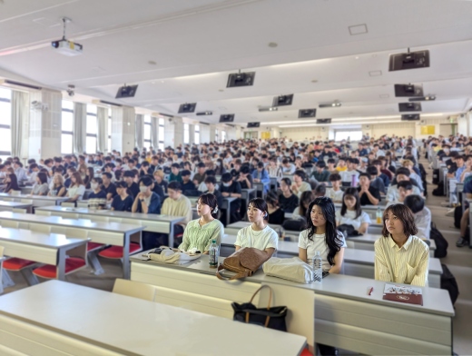 社会福祉学科1年生が大教室に集まった様子