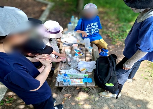 スライムづくり。公園のベンチはテーブルになります