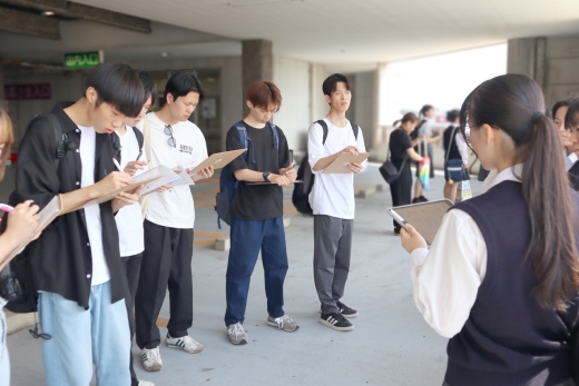 大型商業施設の屋上から東日本大震災当時の津波被害について説明を受ける