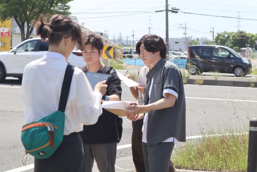 高校生から避難に関する専門用語を聞き、必死にメモをする①