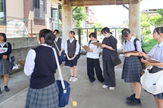 国道45号線八幡歩道橋下の「津波波高標識」を見上げ、津波の爪痕を目にした