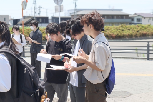 高校生から避難に関する専門用語を聞き、必死にメモをする②