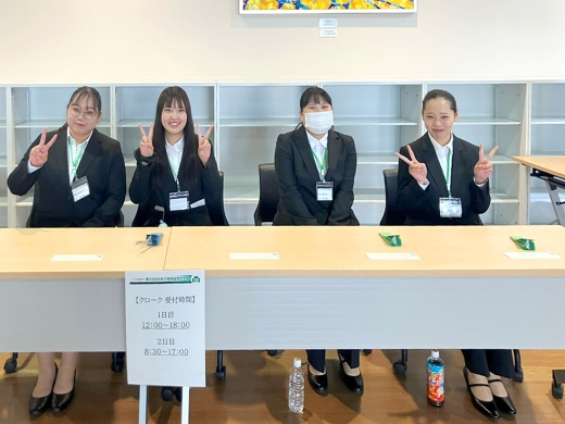 クロークの受付の学生たち