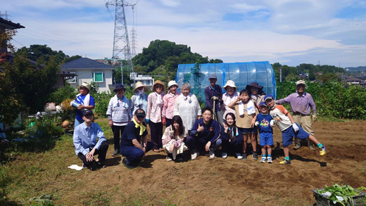 参加者で記念撮影（畑プロジェクト・芳賀ゼミ・地元の小学生）