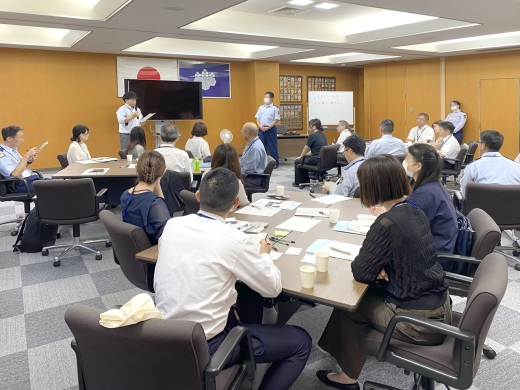 刑務所スタッフとの対話：グループになって刑務所スタッフから刑務所の実際を学びました