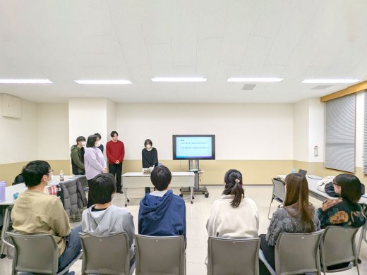 グループメンバーが交代で発表する様子