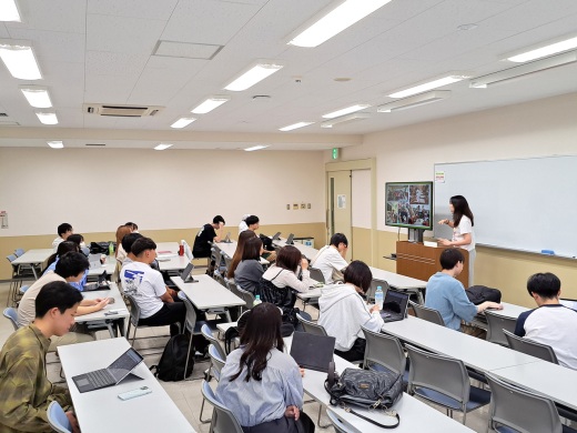 ゼミでの報告会の教室の様子