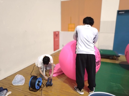 ボールに空気を入れてレクリエーションの準備をします