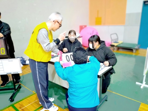 スポーツ推進委員とキンボールのルールを確認します