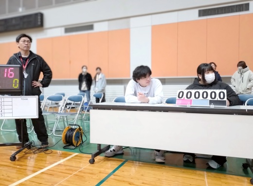 緊張しながら初めてキンボールの審判（得点係）を務めます