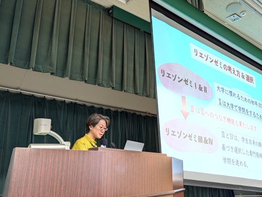 リエゾンゼミについて説明する黒田先生