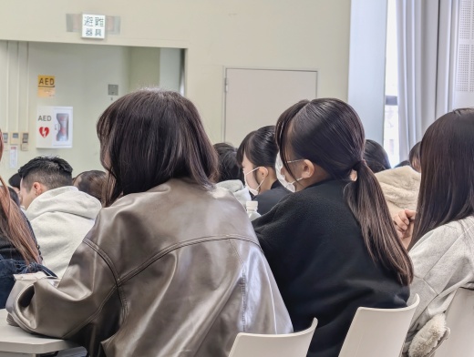 発表に引き込まれている学生たち