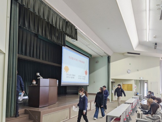 緊張しながら登壇する様子