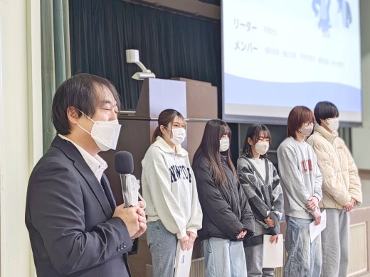 発表終了後の、ゼミの教員によるコメントの様子