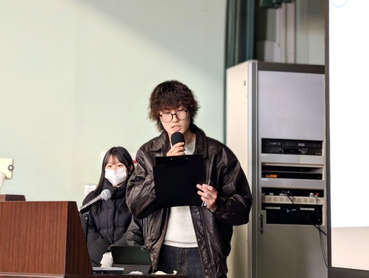 熱弁をふるう発表者