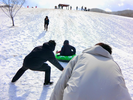 金政信ゼミ2,3年生 「雪どあそべんちゃー」に学生サポーターとして参加~冬の風景を味わいながら雪遊びを通して、子どもたちの笑顔を支える~