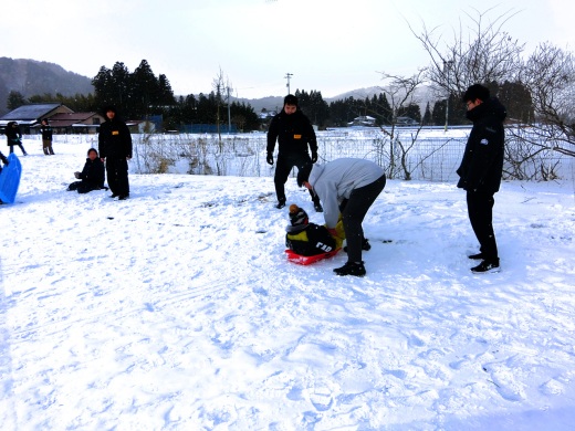 子どもたちが安全にそり遊びができるよう、サポートする学生②
