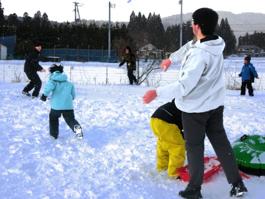 子どもたちと雪玉投げ