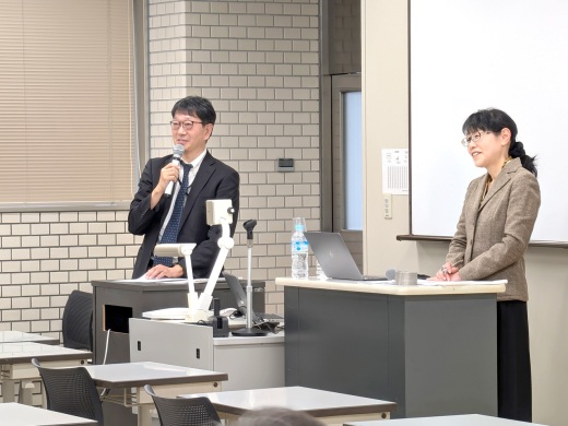 基調講演講師の髙良麻子氏を紹介するファシリテーター東北福祉大学総合福祉学部社会福祉学科 田中尚氏