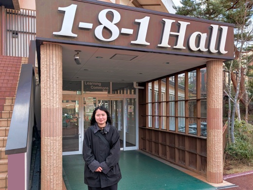 学食の入り口前で