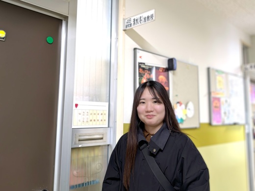 庄司麗さん：ゼミ担当の清水冬樹先生の研究室の前で