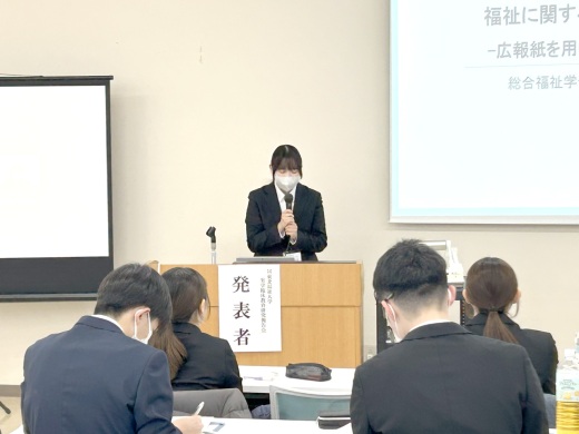 実学臨床教育研究報告会で研究発表をする堀籠さん