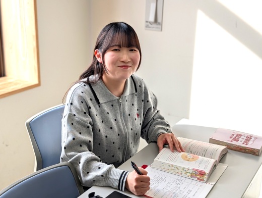 付箋でいっぱいの参考書とノートで国家試験勉強の様子の再現していただきました