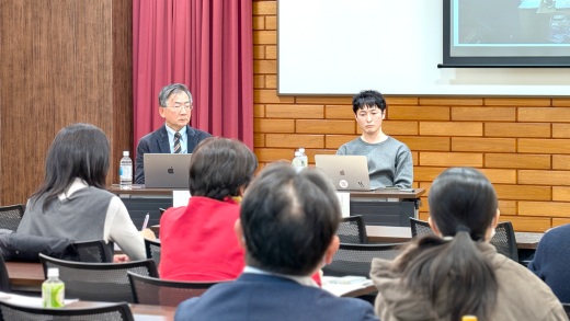 シンポジストの 一般社団法人東日本大震災子ども・若者支援センター代表理事で宮城学院女子大学名誉教授の足立智昭氏と、働きながら、国内外で地元の郷土芸能「鹿（しし）踊り」を披露している南三陸町の小野寺翔氏