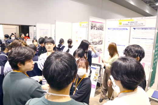 会場内はたくさんの来場者と出展者が行き交います