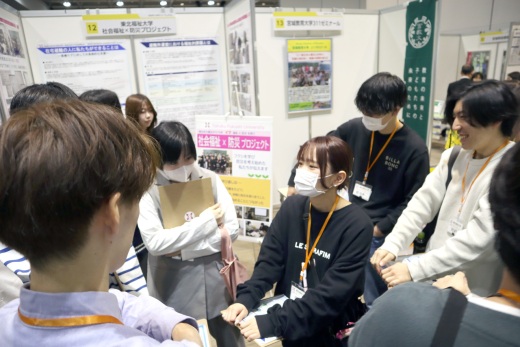 来場者を迎える前に役割や対応をみんなで確認します